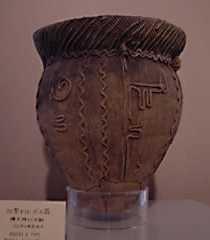 A large Jomon urn with rope patterns