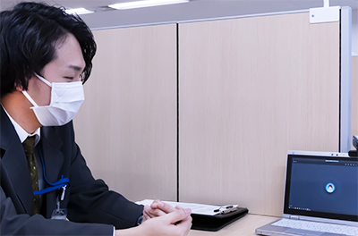 横浜市市民局区政支援部窓口サービス課担当　持丸様へDNPアイディーシステムの担当者がオンライン取材を実施している様子