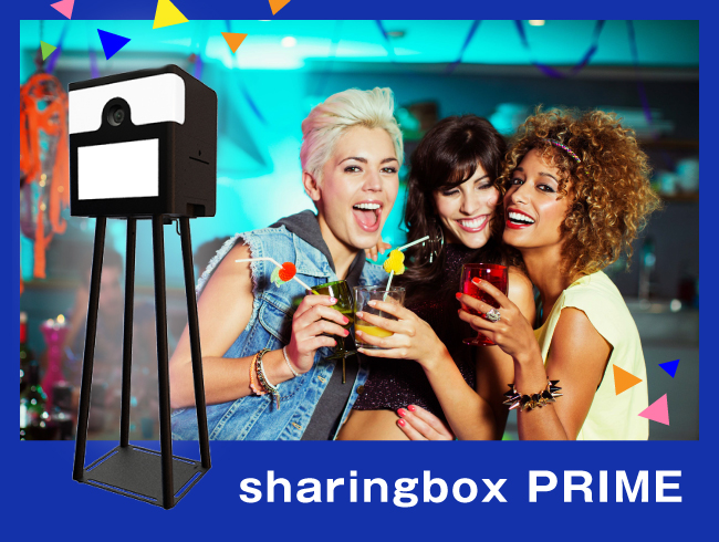 sharingbox PRIMEの筐体と撮影を楽しんでいる人々のイメージ画像です。