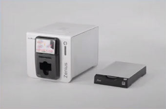 シンプルな操作のDNP製券面プリンターと職員のダブルチェックでミスの