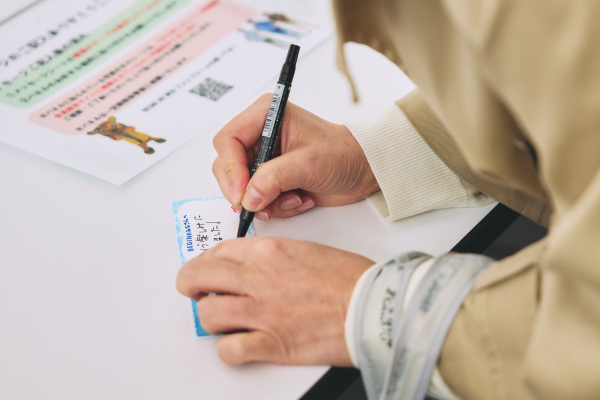 来場者がメッセージを書いている様子