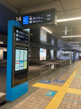 横浜駅東口バスターミナルに導入したサイネージの外観