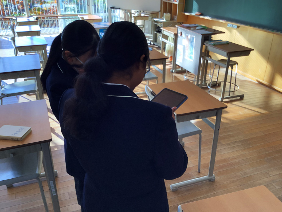 導入した「DNP対話支援システム」（透明ディスプレイ無し）の使用の様子