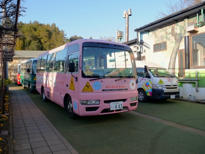 柿の実幼稚園の園バスの写真