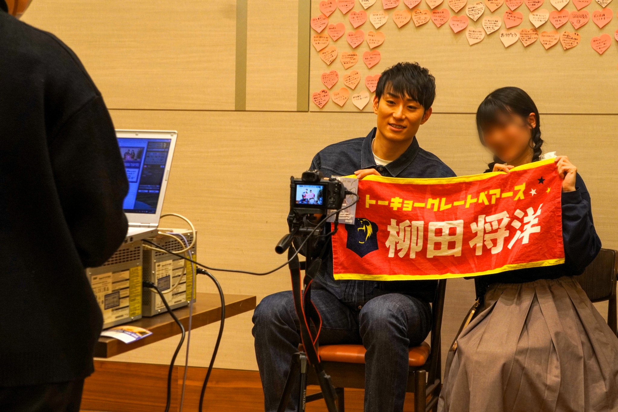 株式会社アミューズスポーツエージェンシーさまツーショット写真撮影施策の様子