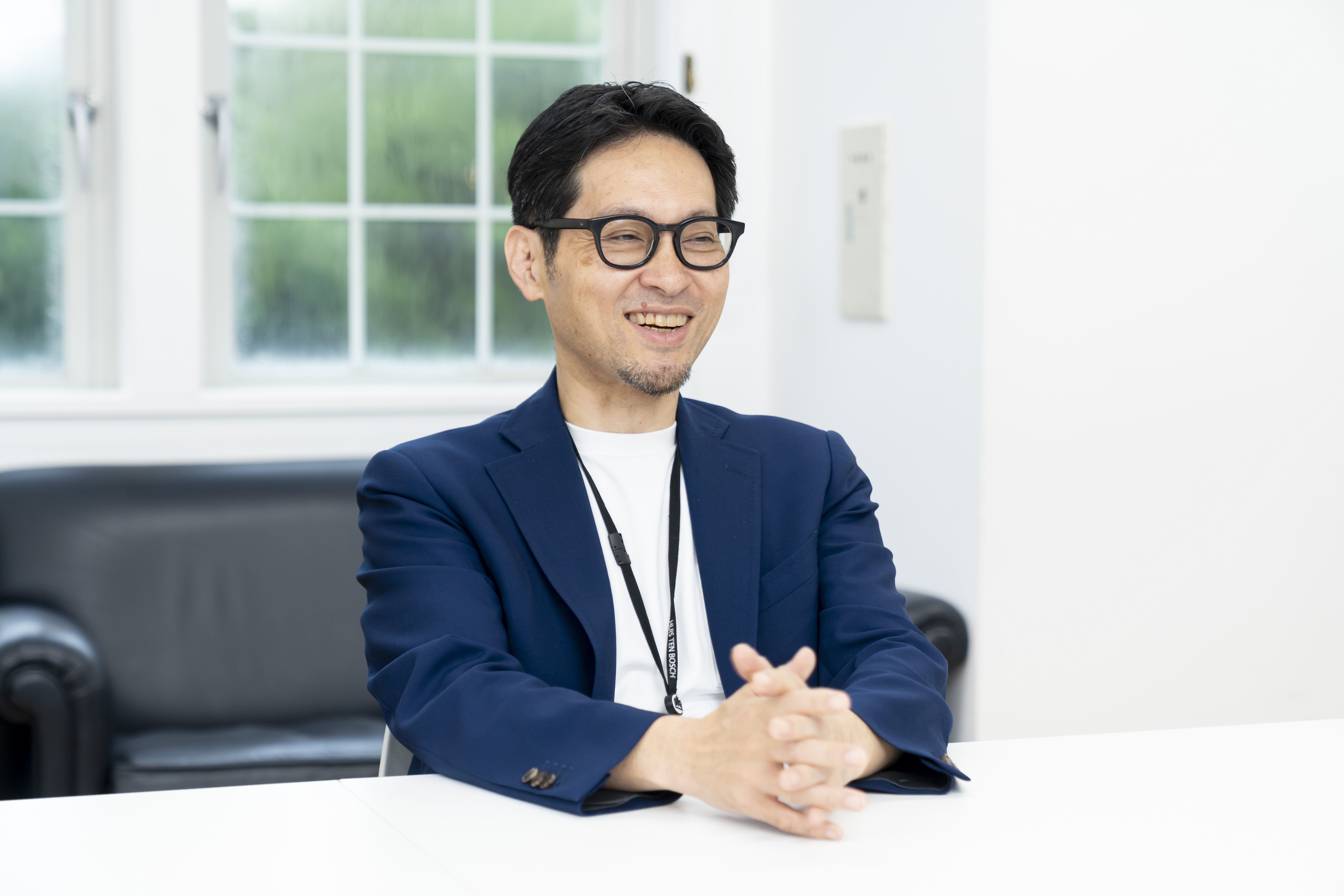 男性担当者のインタビューシーン