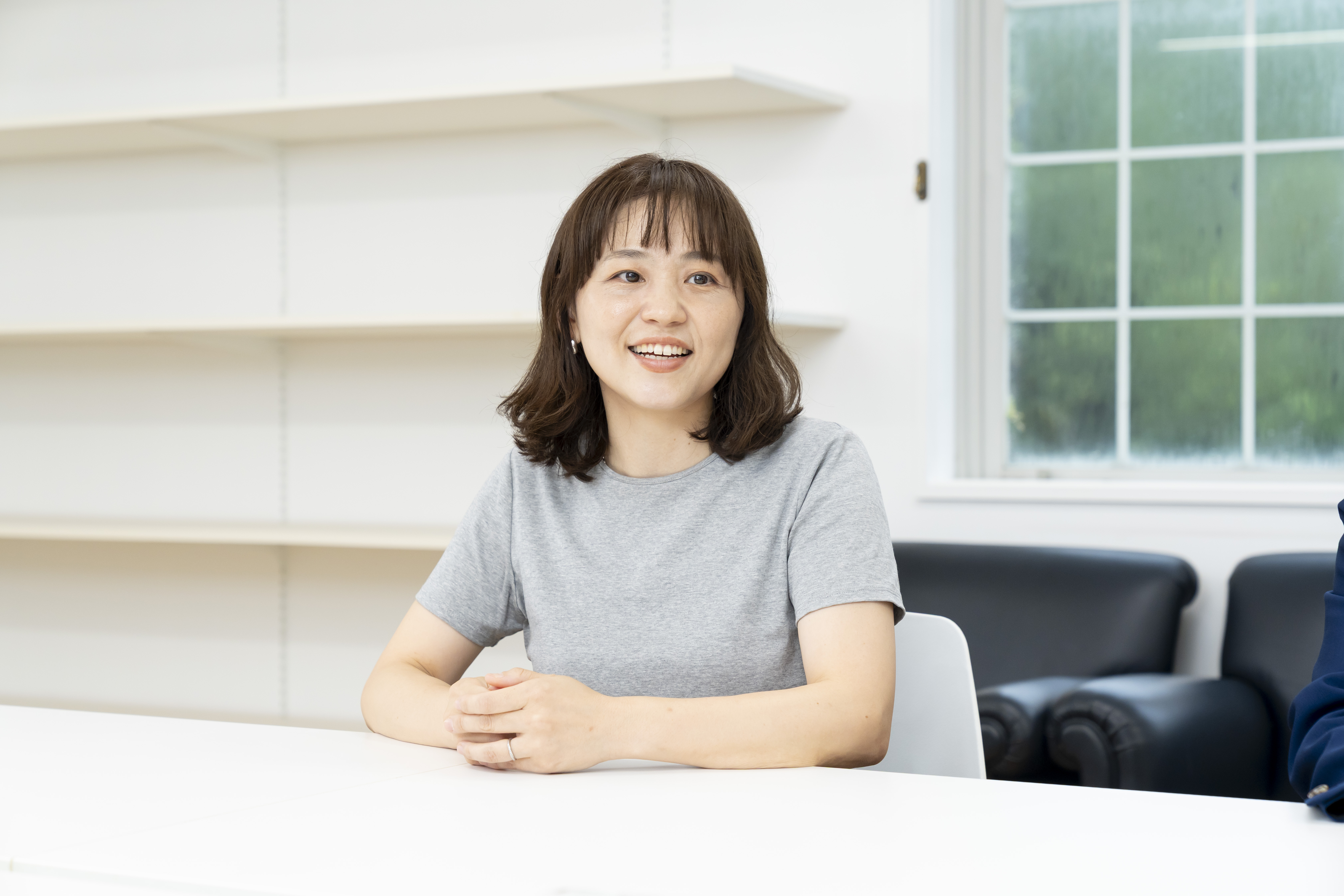 女性担当者のインタビューシーン