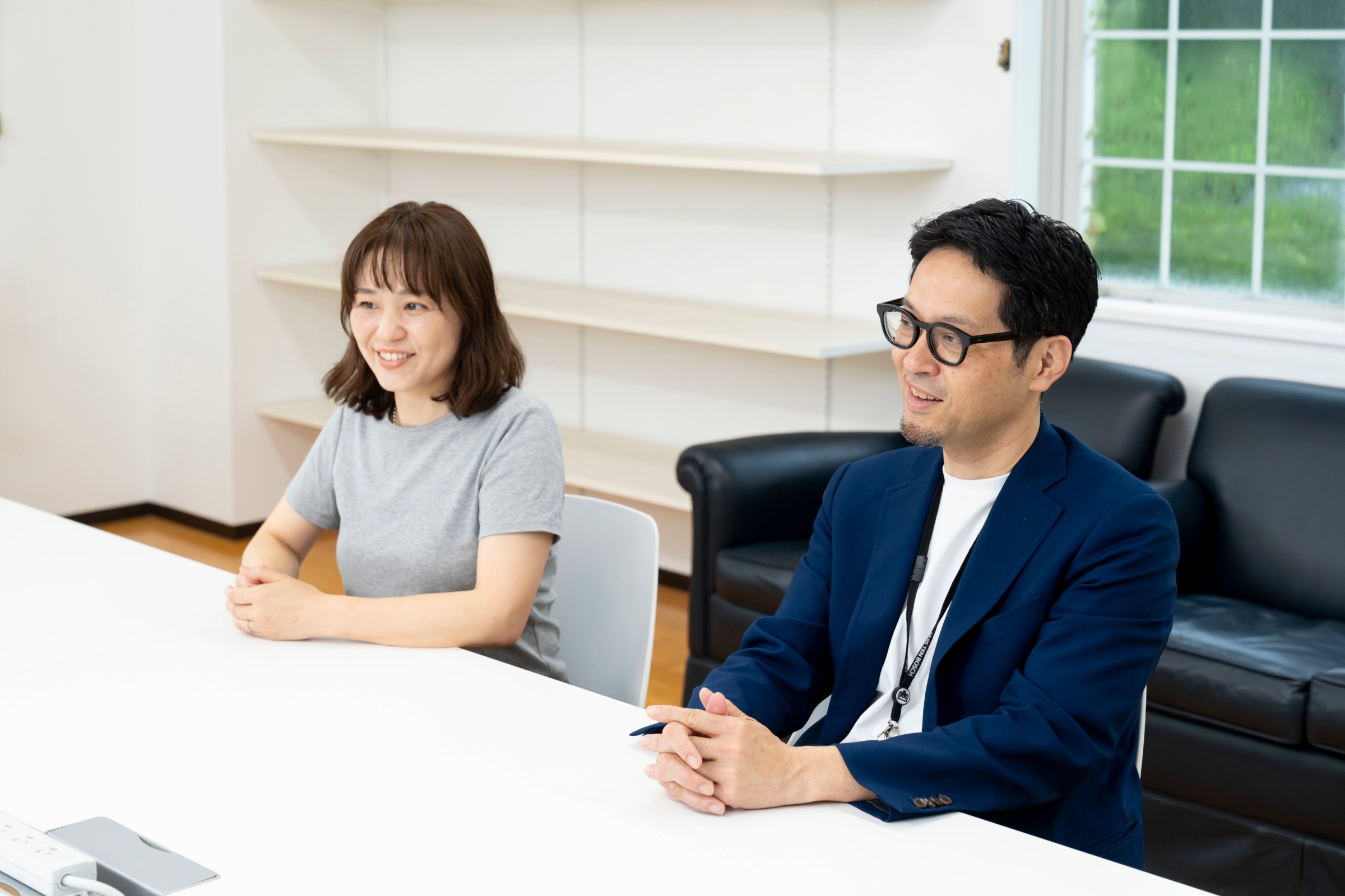 担当者2名のインタビュー中の写真