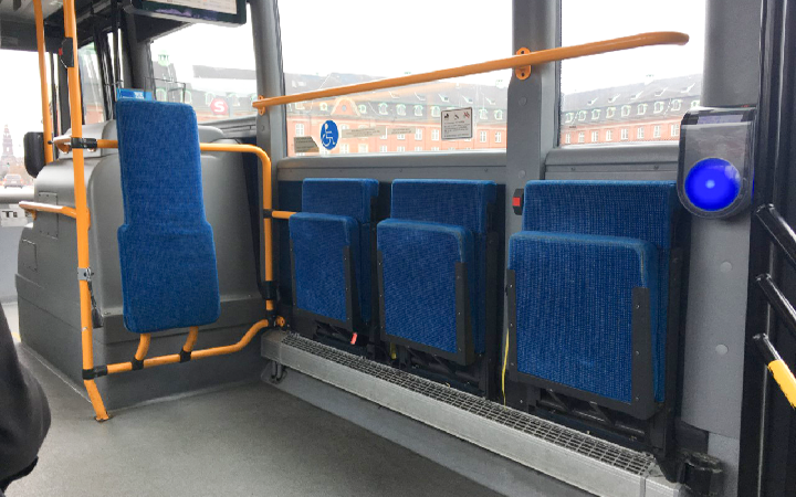 バス車内の多目的スペース