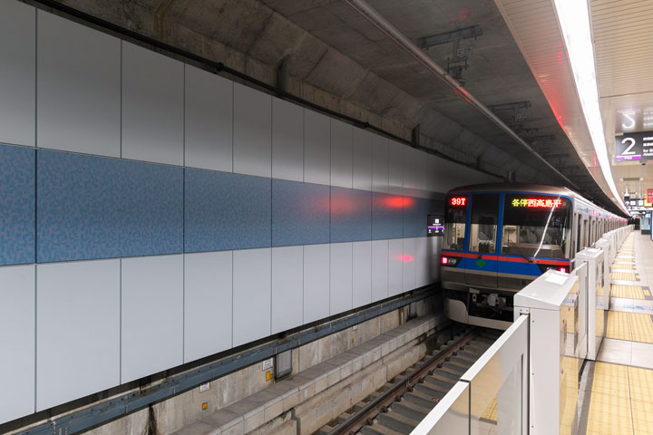 東急新横浜線新綱島駅のホームのアルミパネル