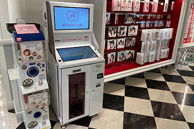 「あっとほぉーむカフェ」でのコンテンツラッシュ設置の様子