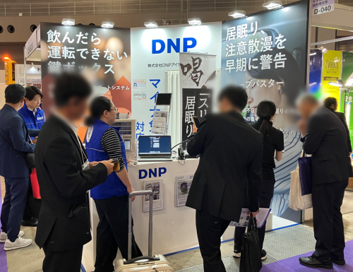 DNPアイディーシステムのブースが来場者で賑わっている様子