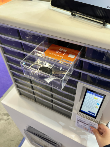 車両の鍵を取り出す様子の写真