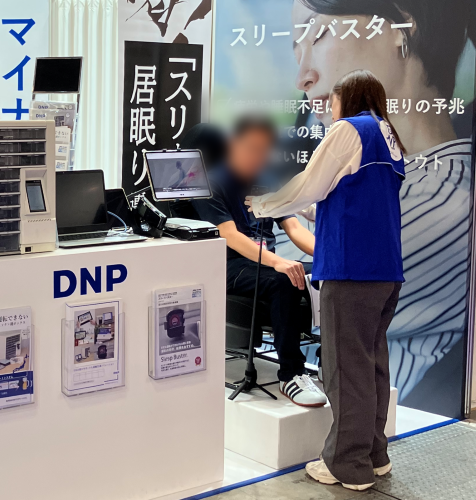 スリープバスターの実機体験で居眠り運転警告について説明している様子の写真