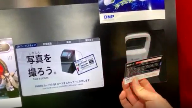 撮影カードのQRコードを読み取る様子