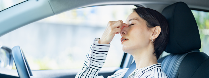 車内で集中力が低下している様子の女性