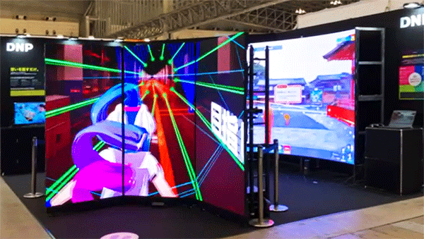 大画面映像のLEDディスプレイが際立つ展示ブースの写真