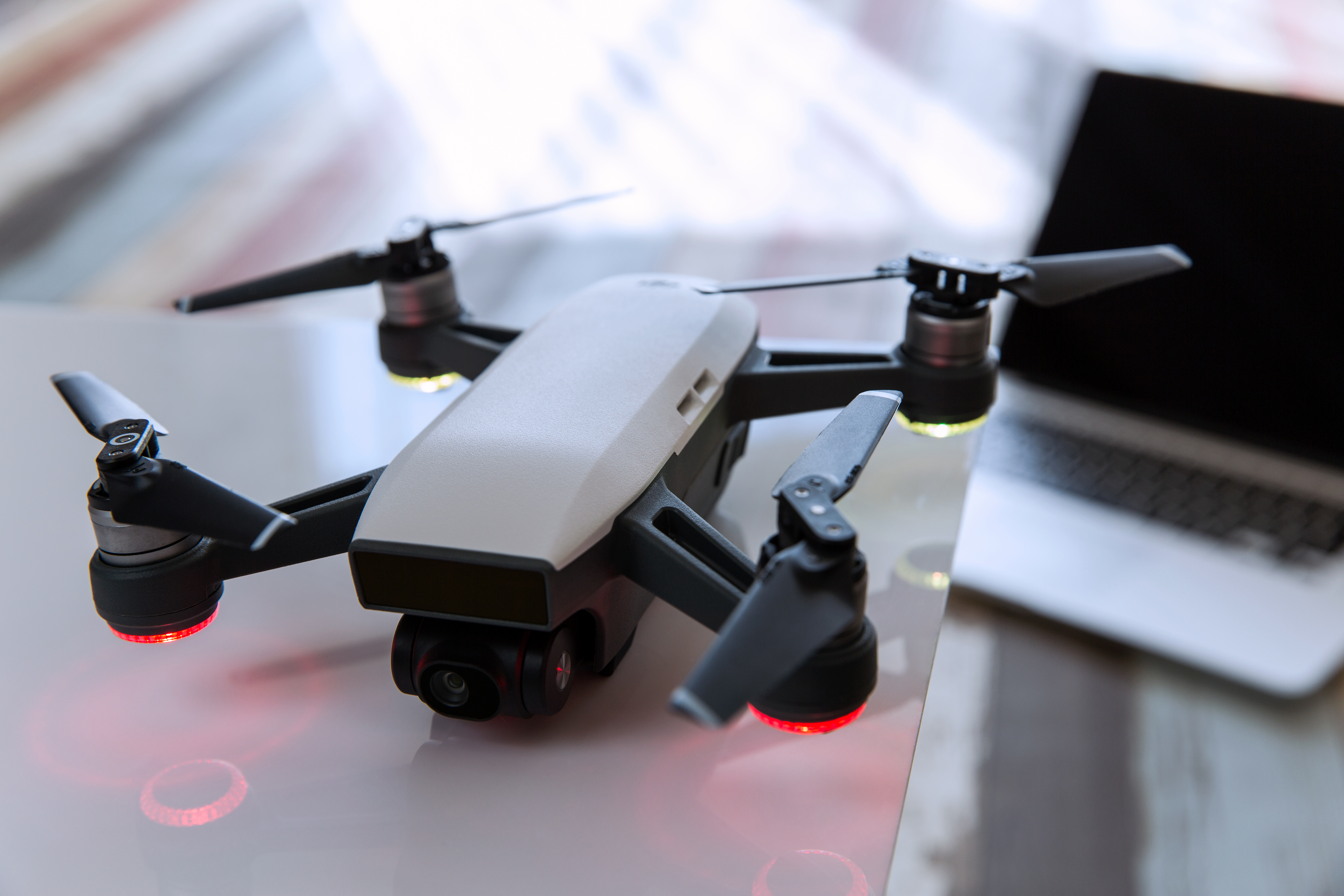 デバイスの小型化を実現する放熱部材