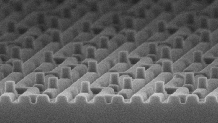 ナノインプリントリソグラフィにより作製した3次元テンプレートの画像（電子顕微鏡にて撮影）