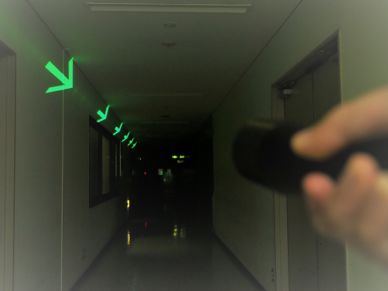 DNP高視認性パターンライトによって廊下に照射した矢印です。遠方まで明瞭に表示されていることがわかります。