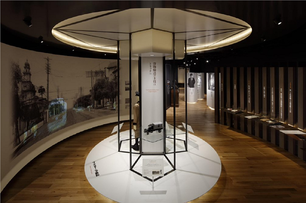 alt="ヤマトグループ歴史館　クロネコヤマトミュージアム構築の際、アーカイブ資料を活用しました。展示コンテンツにも活用されています。"