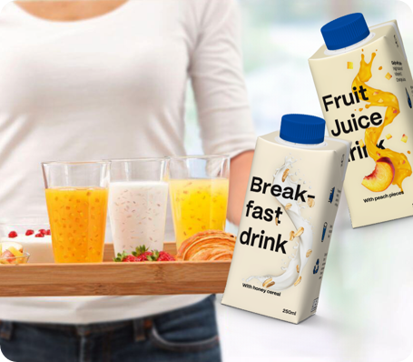 SIGの充填機が対応する、固形物入り飲料や高粘度飲料の製品イメージ。果肉入りのジュースや朝食用ドリンクの紙容器と、グラスに注がれた飲料がトレーに乗っている。