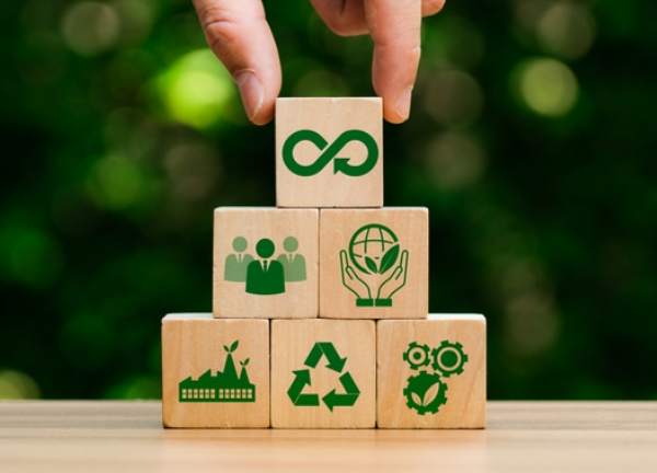 環境アイコンの木製ブロックを積み上げる手