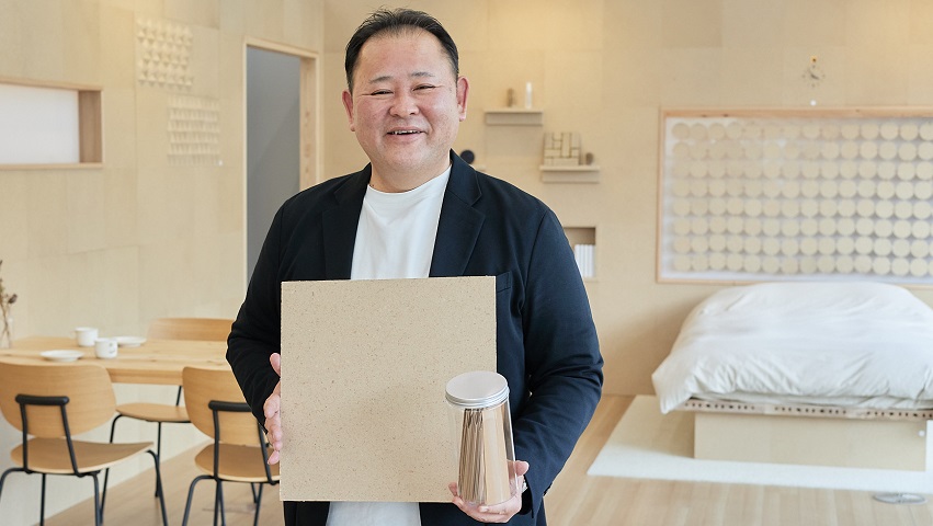 再生紙を持つDNP従業員