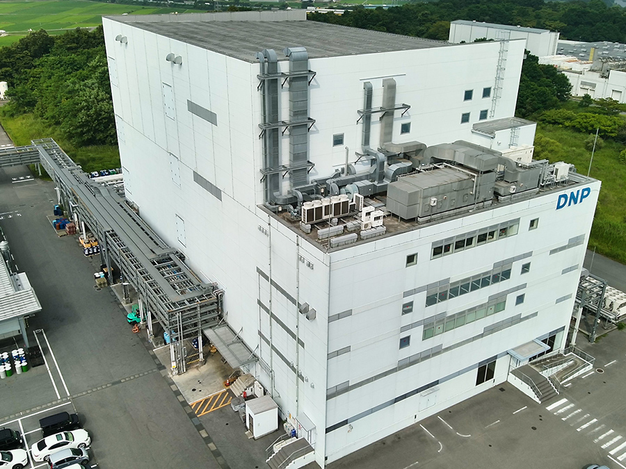 ドローンで建物を撮影した空撮映像