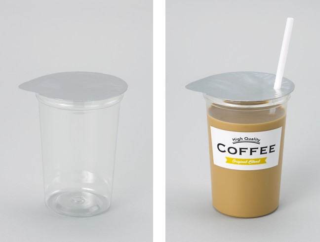 DNPの無菌充填対応PETカップの製品画像。左側は蓋がされた空の透明カップ、右側はストローが刺さったコーヒー飲料が入った使用例
