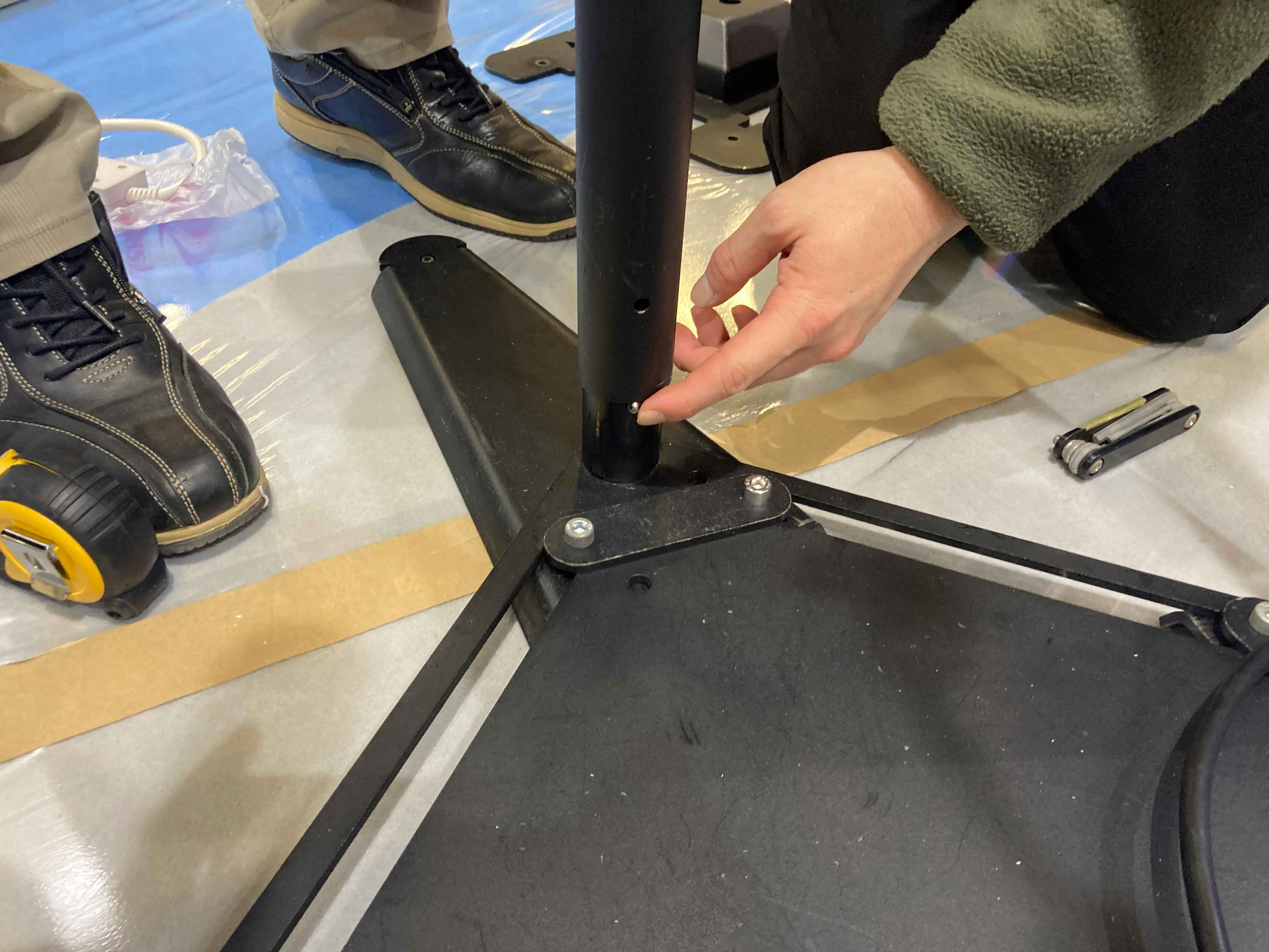 底面板に脚を取り付ける様子