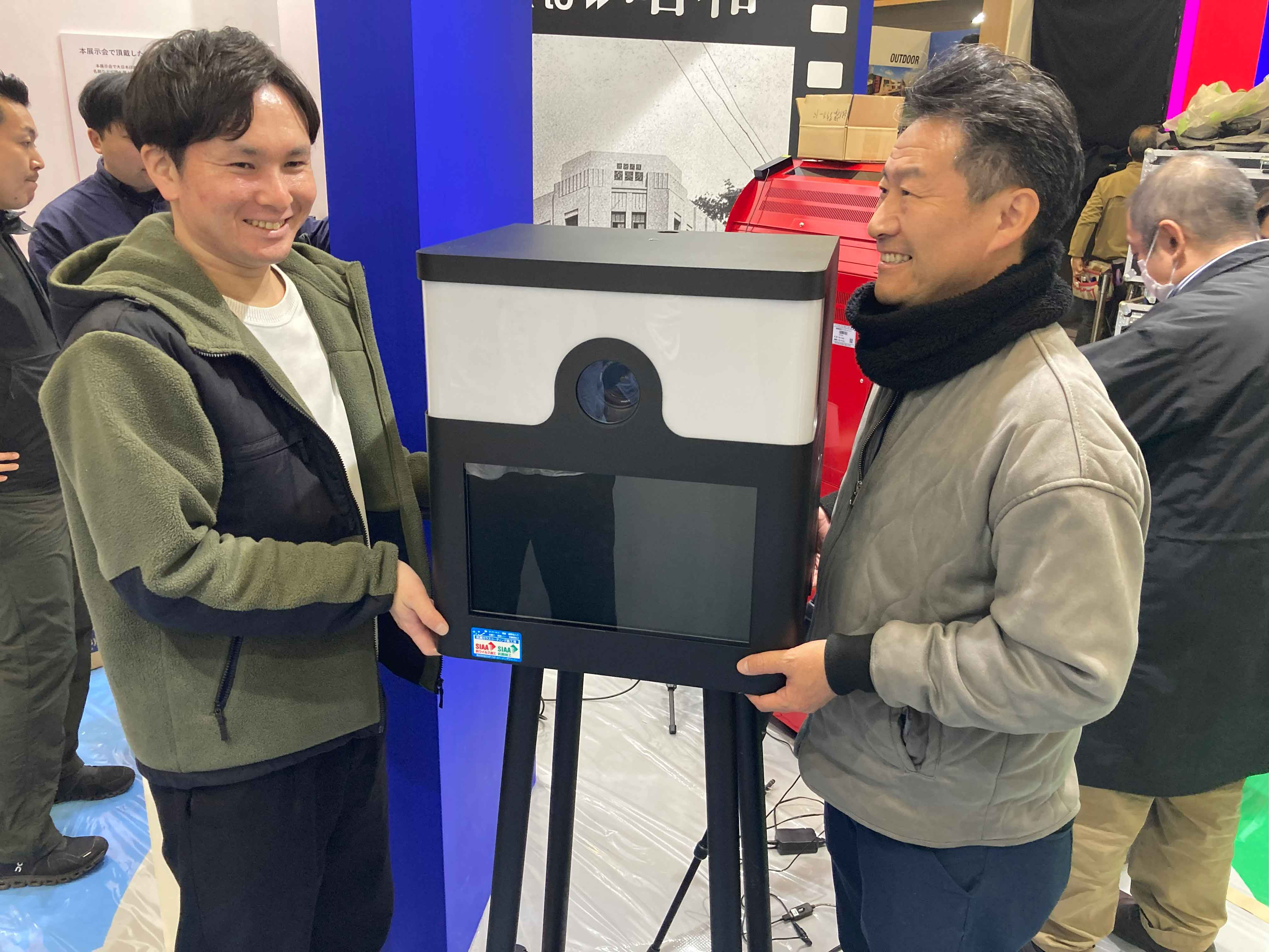 2名で撮影部を載せる様子