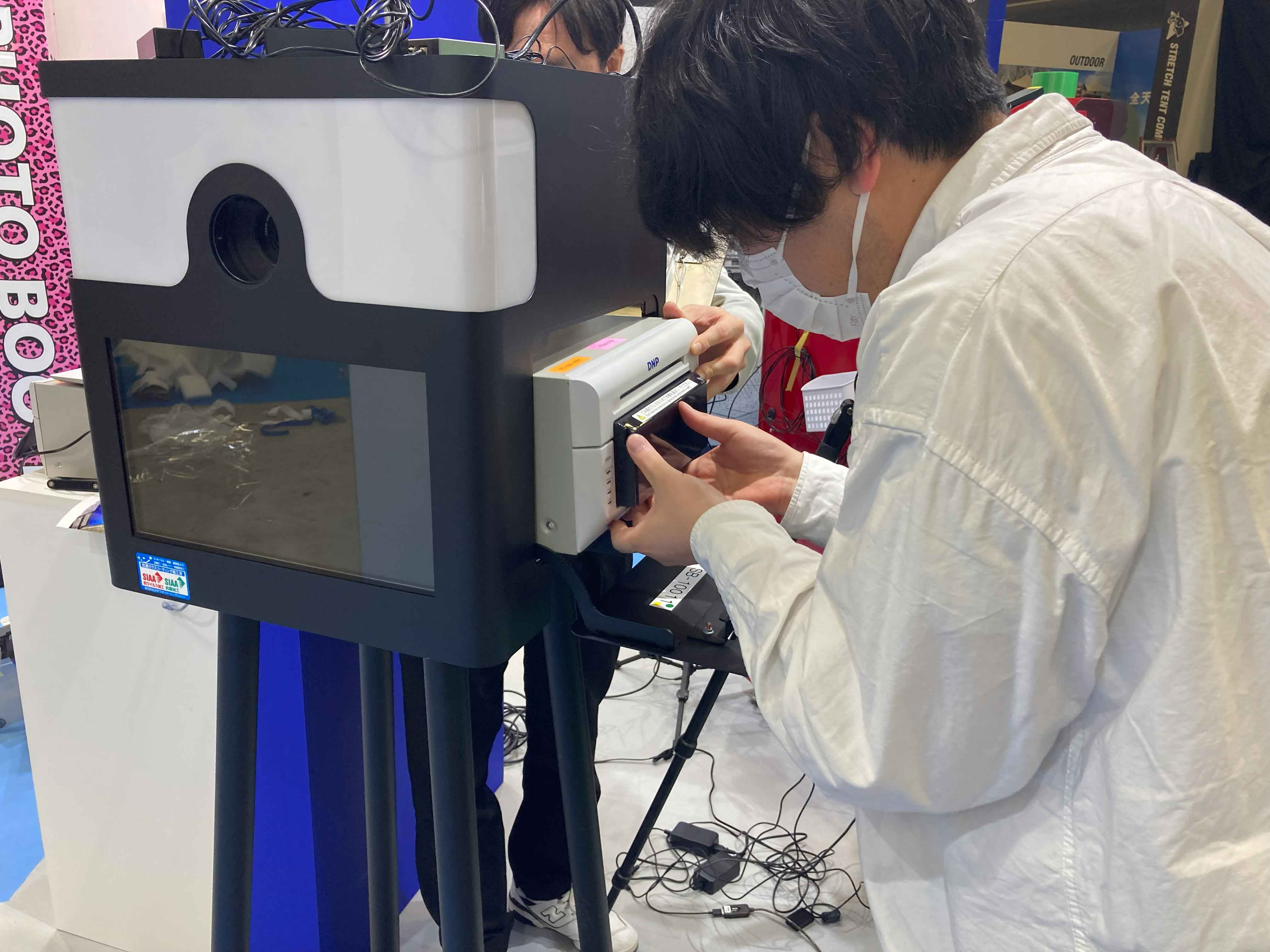 撮影部にプリンターをセットする様子