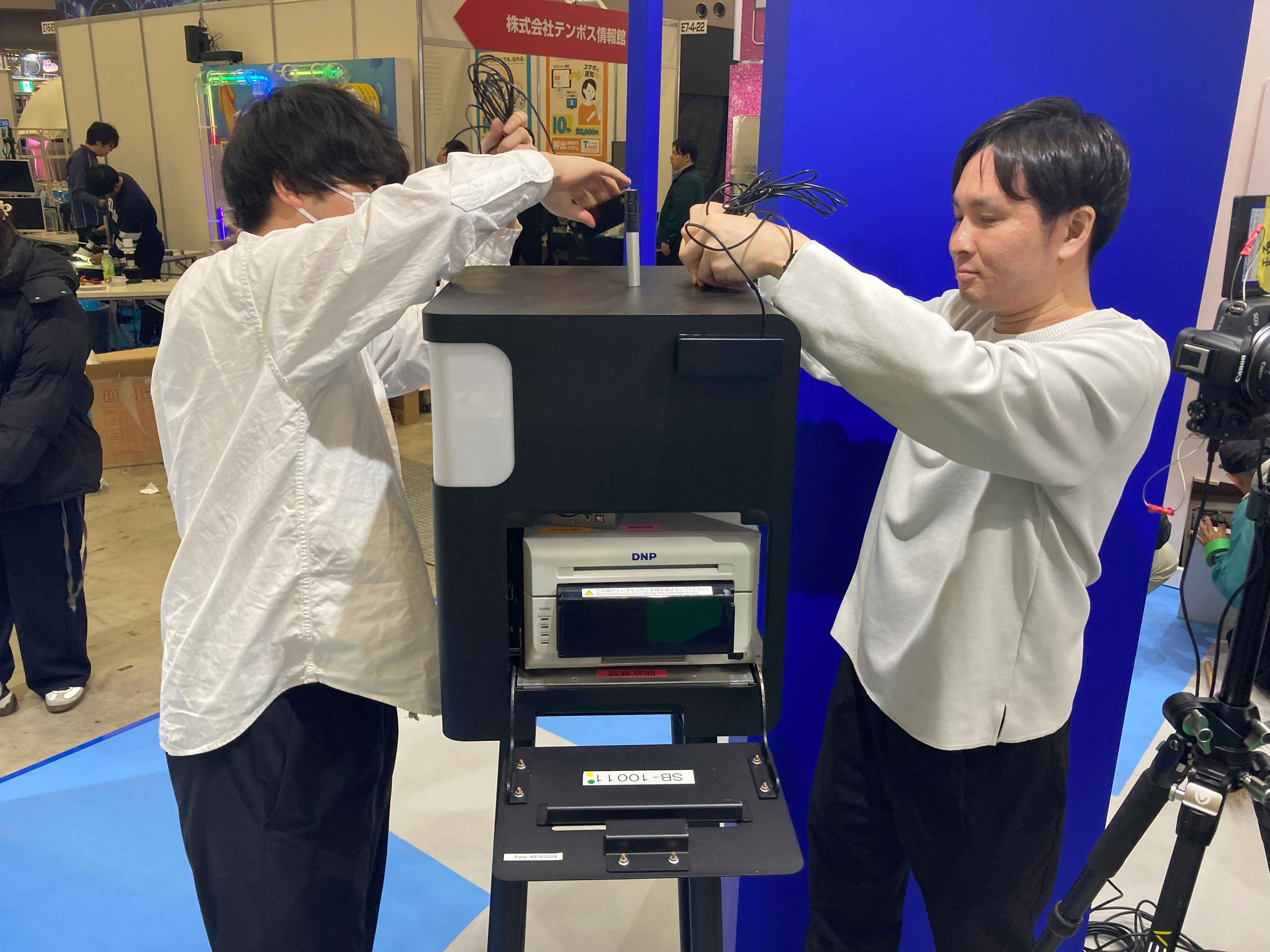 コード類を接続する様子