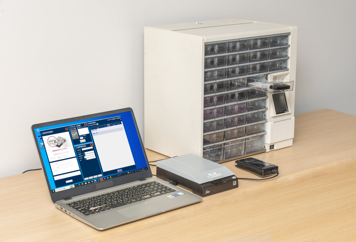 DNP安全運転管理サポートシステム（VD-3）アプリを立ち上げたPC、IDドキュメントリーダー、アルコール検知器、鍵ボックス