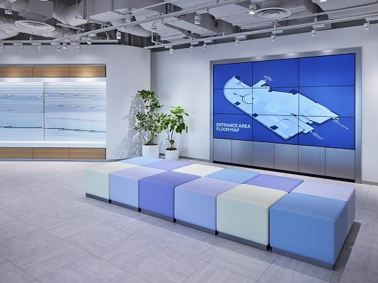 クラレ本社オフィスエントランス　「SmartSignage」を導入した9面のウェルカムサイネージ