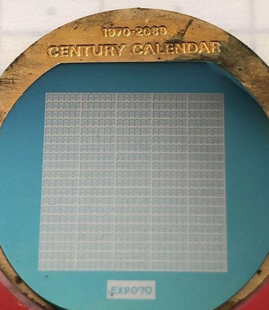 磨き続ける微細加工技術15㎟に「100年分」のカレンダー