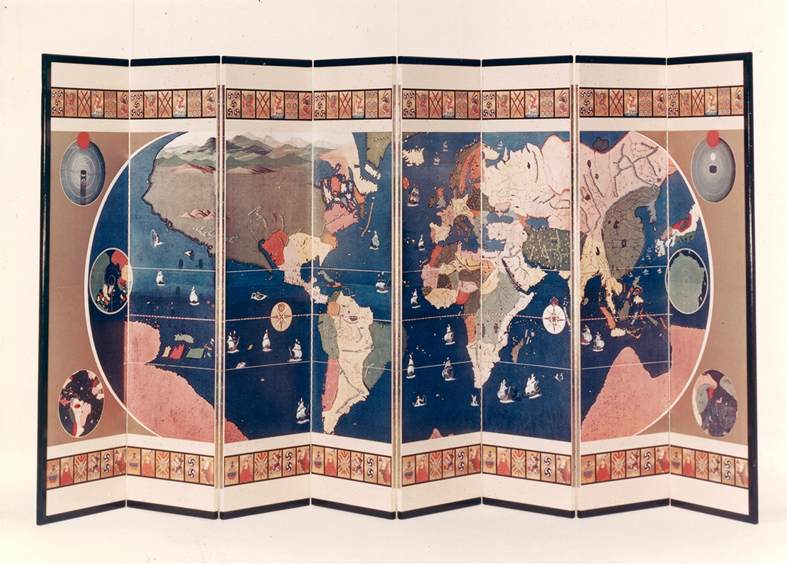 「世界図屏風」の複製画（現品は神戸市立博物館所蔵）