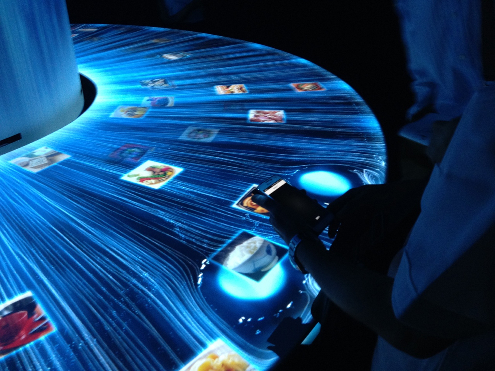 ダイバーシティ（情報の滝）を体験する様子