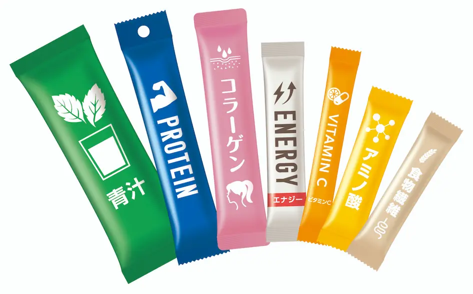 健康食品・サプリメント向けのスティック包装製品例。青汁、プロテイン、コラーゲン、エナジー、ビタミンC、アミノ酸、食物繊維の各ロゴとイラストが印刷された、カラフルなデザイン済みパッケージ群。