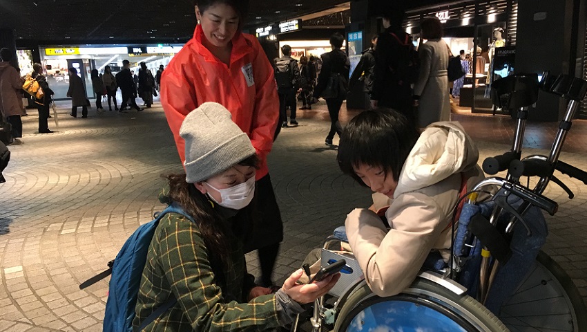  福岡・天神地下街「たすけっと」実証実験で、車いすの方を手助けするマッチングに成功