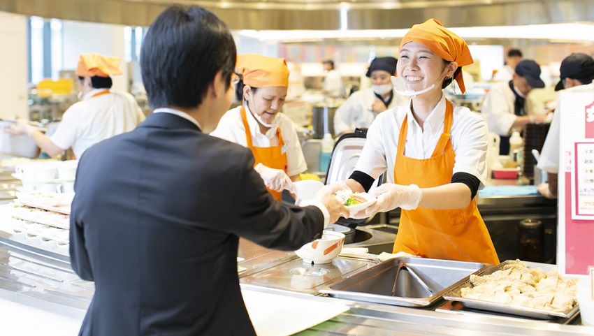 食堂で女子栄養大ランチを提供する中村さん