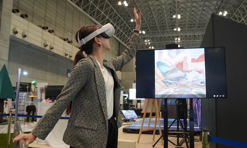 CEATEC 2022でメタ社のヘッドマウンドディスプレイを装着し「みどころウォーク」を体験している画像