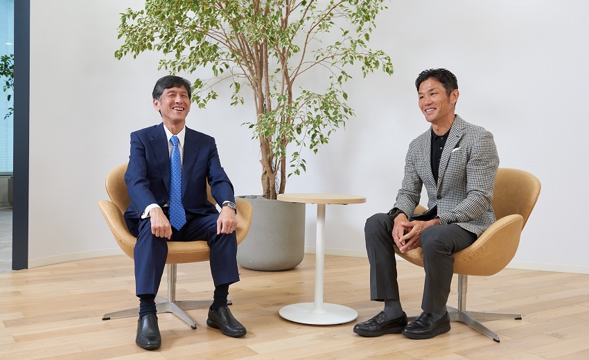 対談の様子。DNP北島義斉と廣瀬俊朗氏が椅子に座り、笑顔で話している。