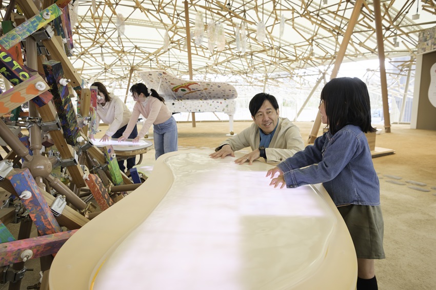 音触という楽器を鳴らしている親子