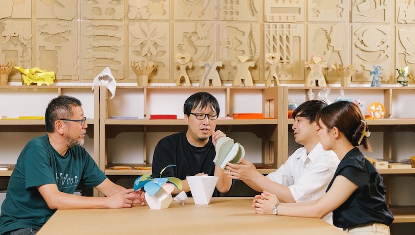 制約と創造のつながりについて語り合う、菅俊一氏とDNPマーコムプロダクツのメンバー