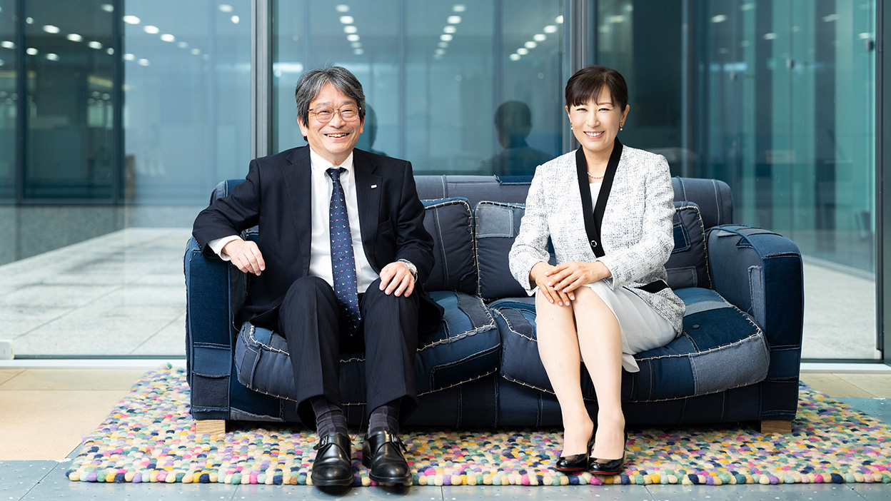 長寿企業研究の有識者である作家・コンサルタントの佐藤智恵さんとDNP専務取締役の杉田一彦