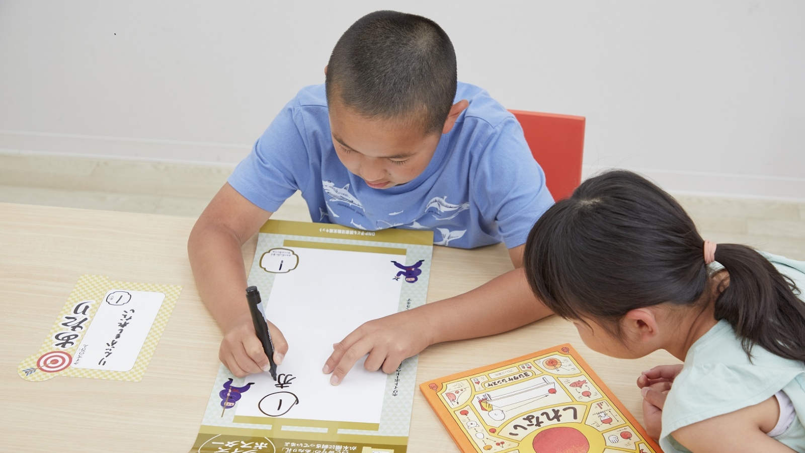 ツールで学習に取り組む子どもたちの写真。