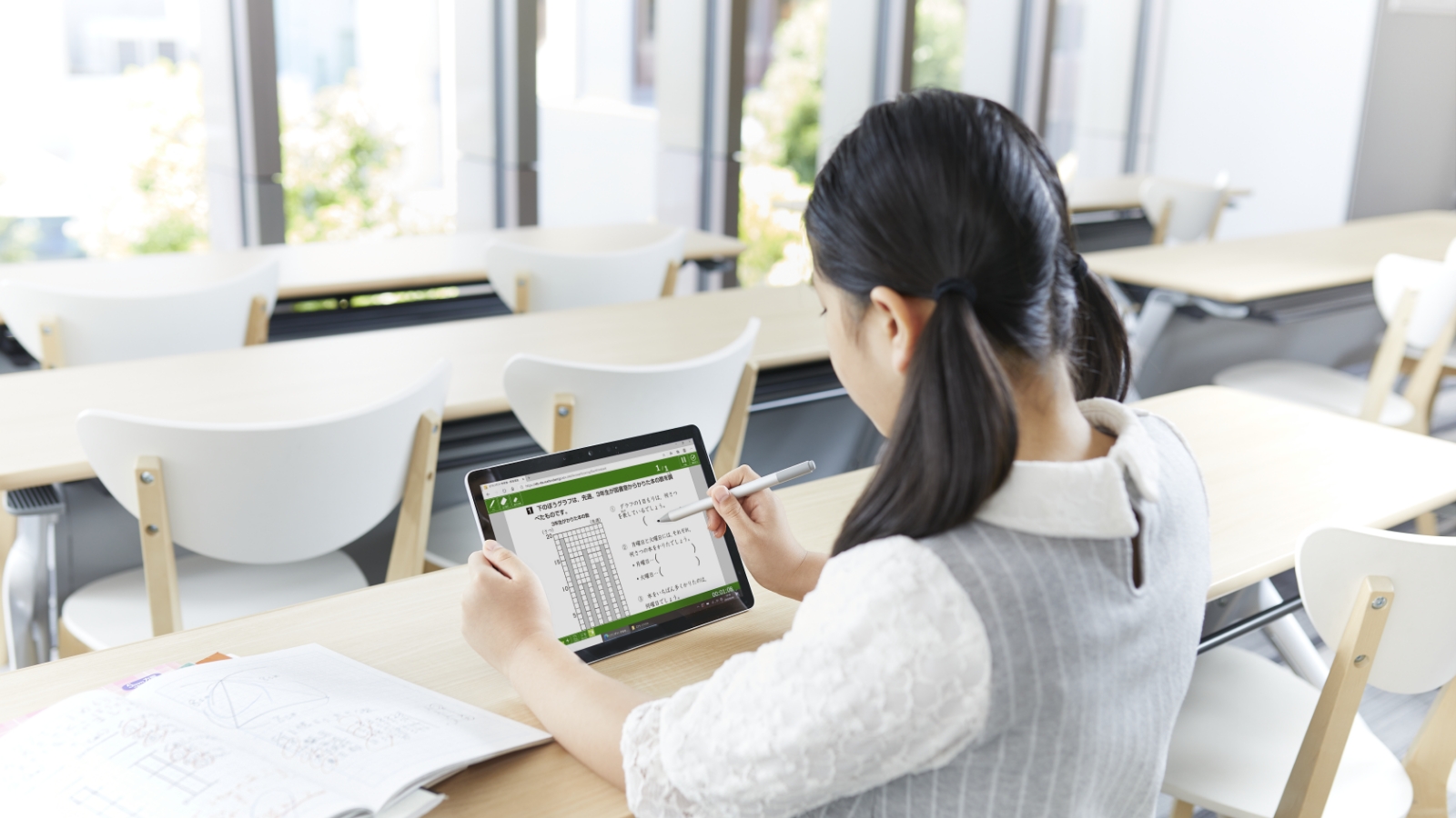 タブレット端末で学習する子どもの写真。